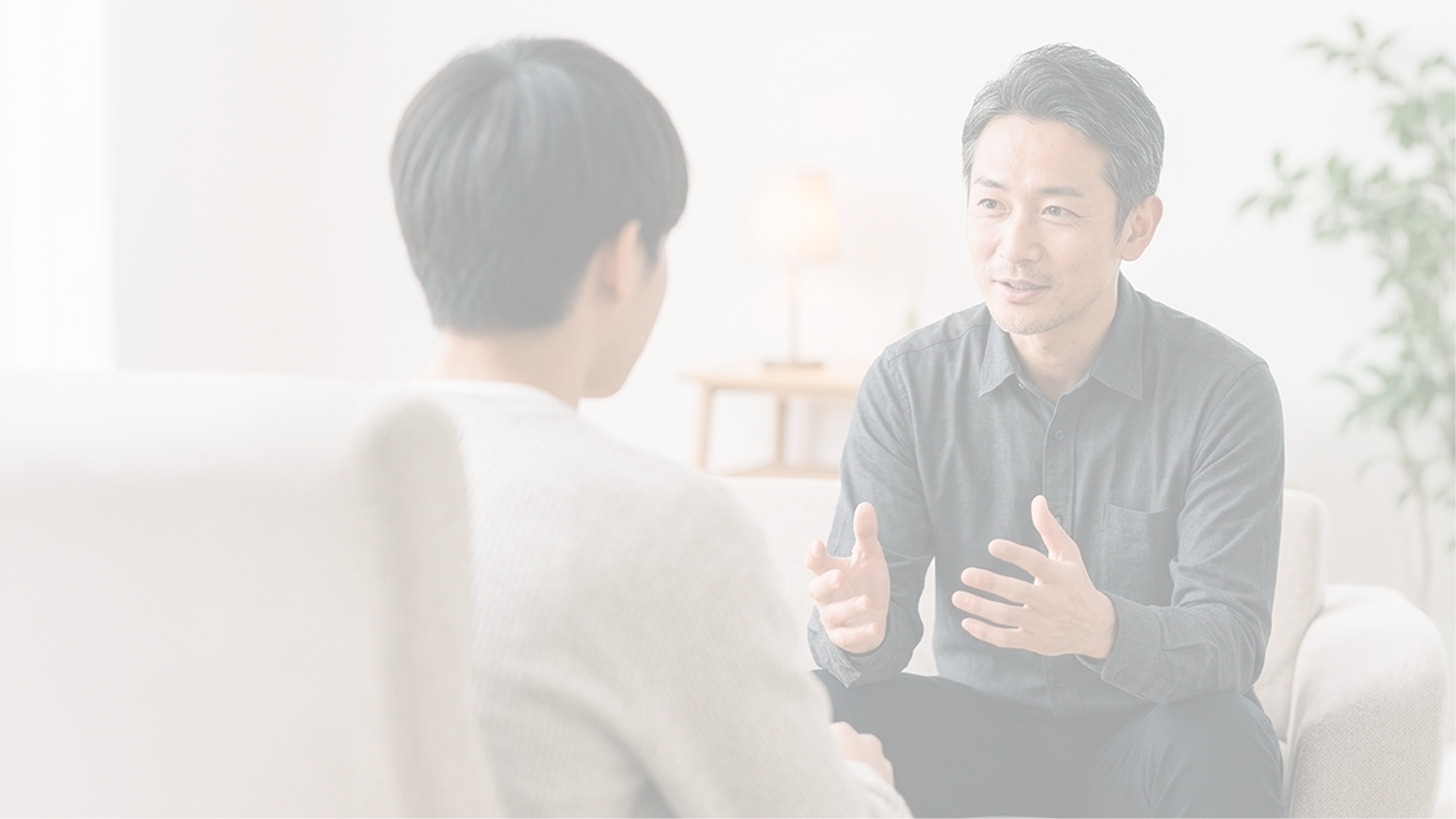 机に向かって勉強する学生服の男性