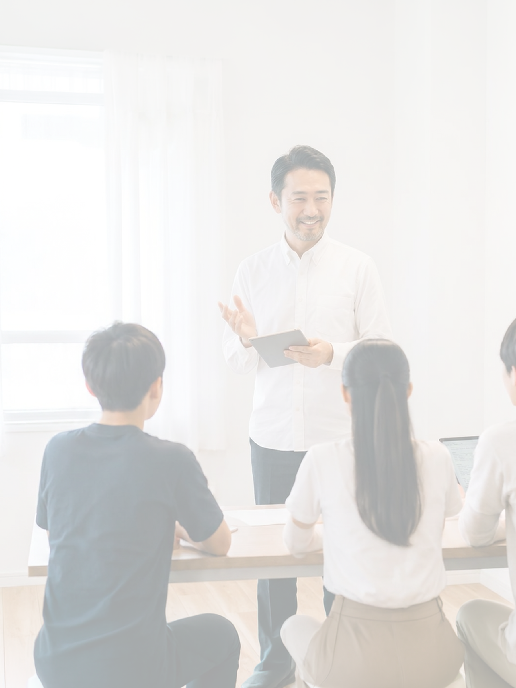 机に向かって勉強する学生服の男性