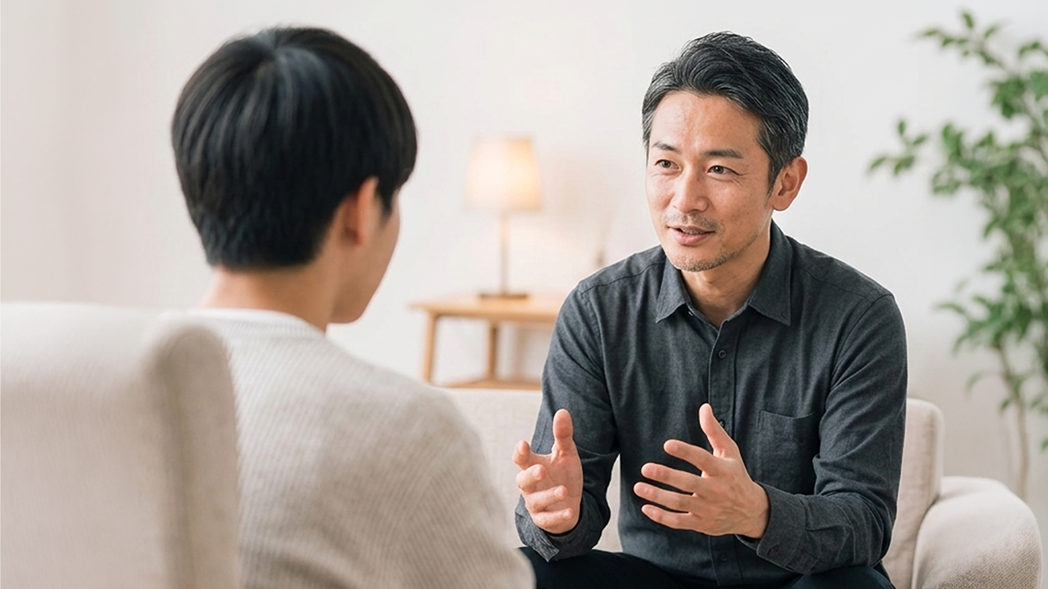 胸に手を当てて穏やかに目を閉じる女性