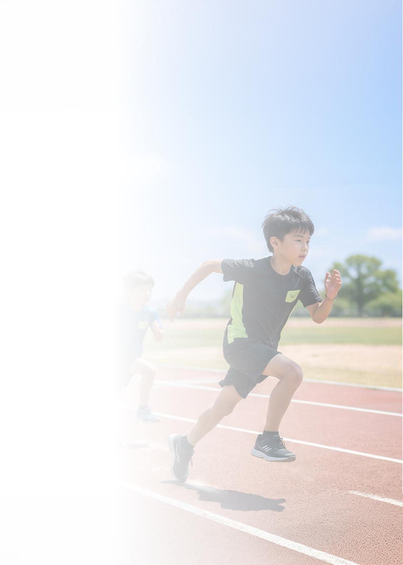 陸上トラックを全力で走る2人の少年