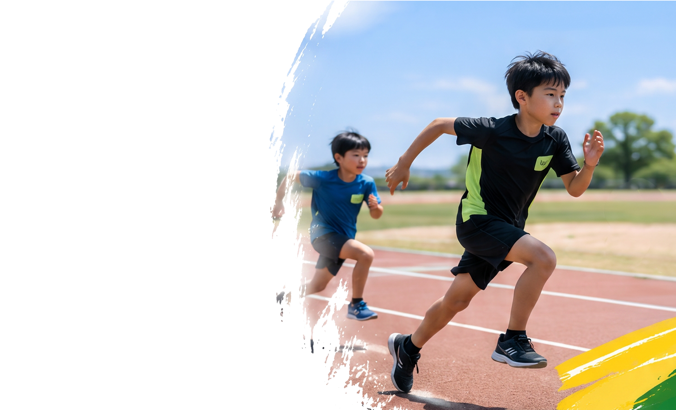 陸上トラックを全力で走る2人の少年
